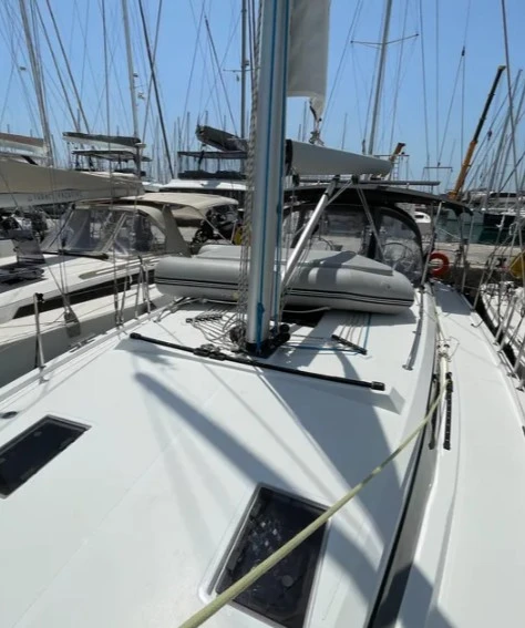 Sailboat to hire Alimos at the best price