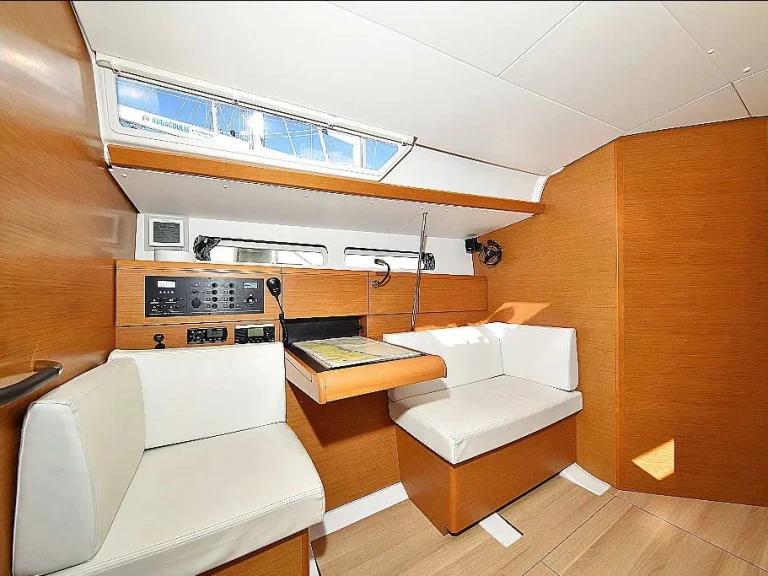 Hire Sailboat Jeanneau with a boat licence