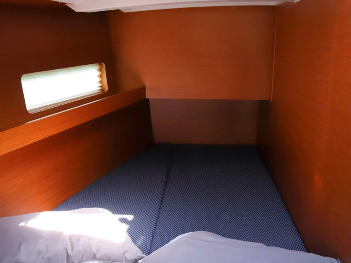 Hire Sailboat Jeanneau with a boat licence