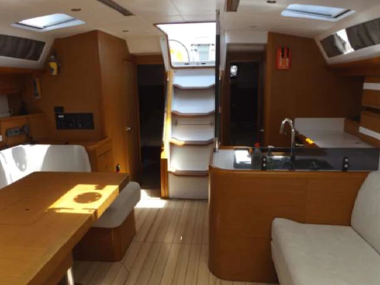 Hire Sailboat Jeanneau with a boat licence