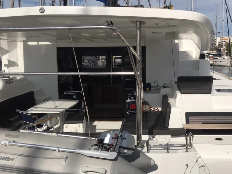 Catamaran hire in Alimos - Lagoon Lagoon 50/6 cab