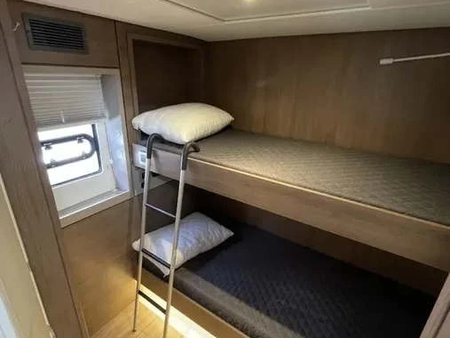 Hire a Bali Bali 4.8/6 cab Alimos