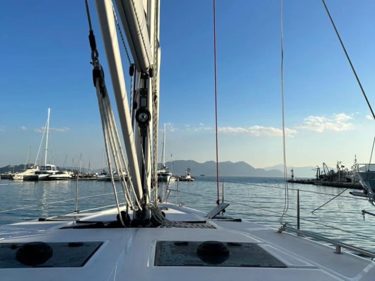 Sailboat to hire Alimos at the best price
