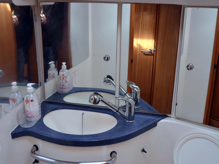 Charter a Bavaria Bavaria 46 Cruiser /4cab in Ávdira on Samboat