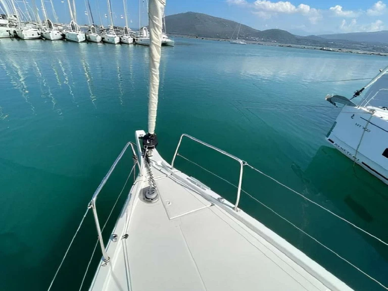 Charter a Bénéteau Oceanis 40.1 in Lefkáda on Samboat