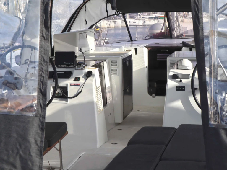 Hire Sailboat Jeanneau with a boat licence