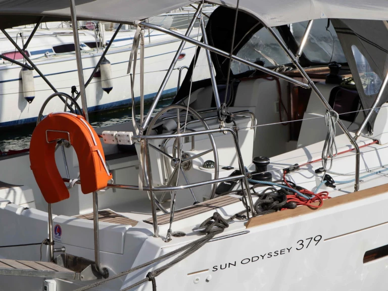 Sailboat hire in Alimos - Jeanneau Sun Odyssey 379