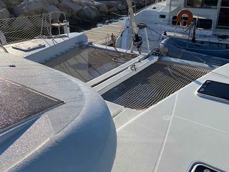 Charter a Lagoon Lagoon 40/4 cab, 2WC in Bormes-les-Mimosas on Samboat