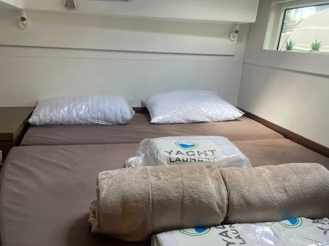 Hire Catamaran Lagoon with a boat licence