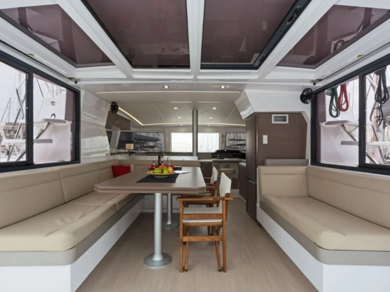 Hire a Bali Bali 4.1/4 cab, 4WC Ávdira