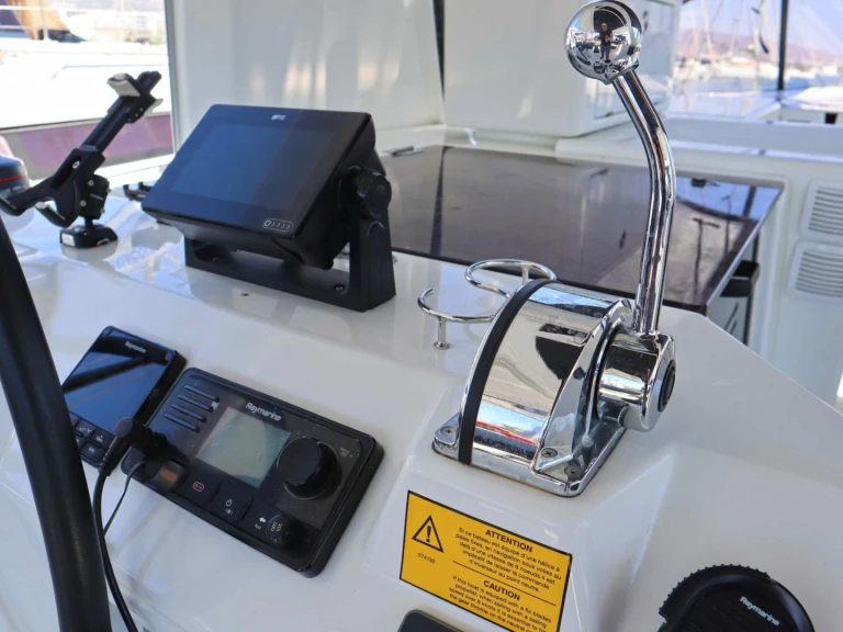 Hire Sailboat Jeanneau with a boat licence