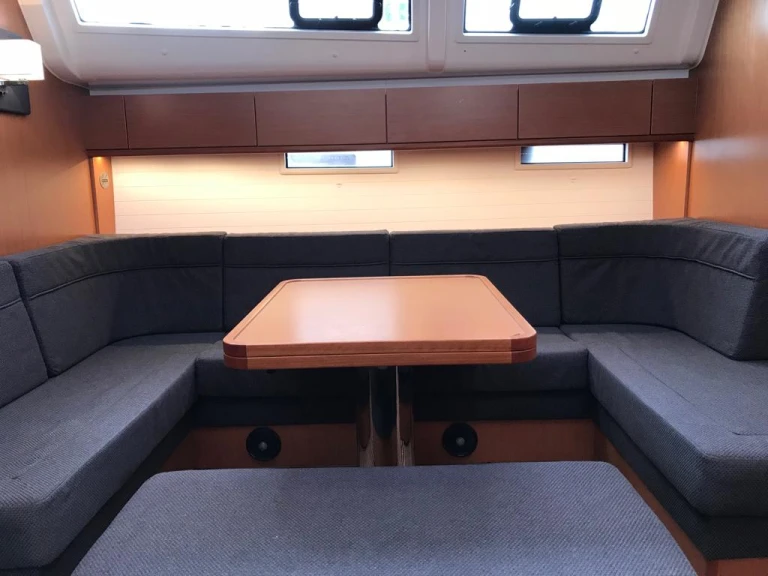 Charter a Bavaria Bavaria Cruiser 51 /5cab in Alimos on Samboat