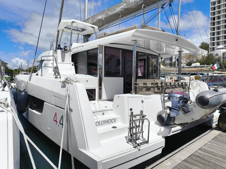 Yacht hire Bas du Fort cheap Bali 4.4