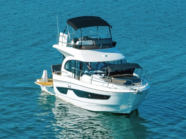 Hire Motorboat Bénéteau with a boat licence