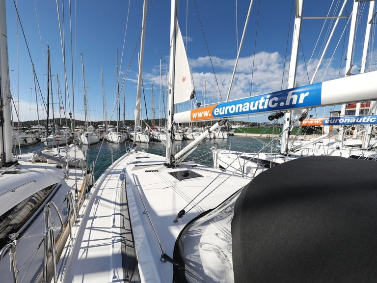 Hire a Bavaria Bavaria C42 Biograd na Moru