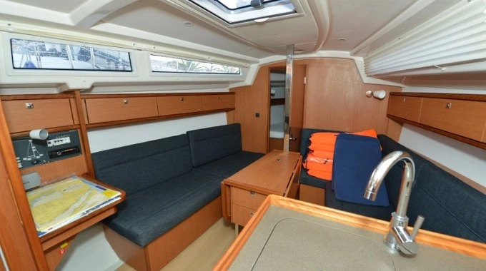 Sailboat hire in Biograd na Moru - Bavaria Cruiser 33