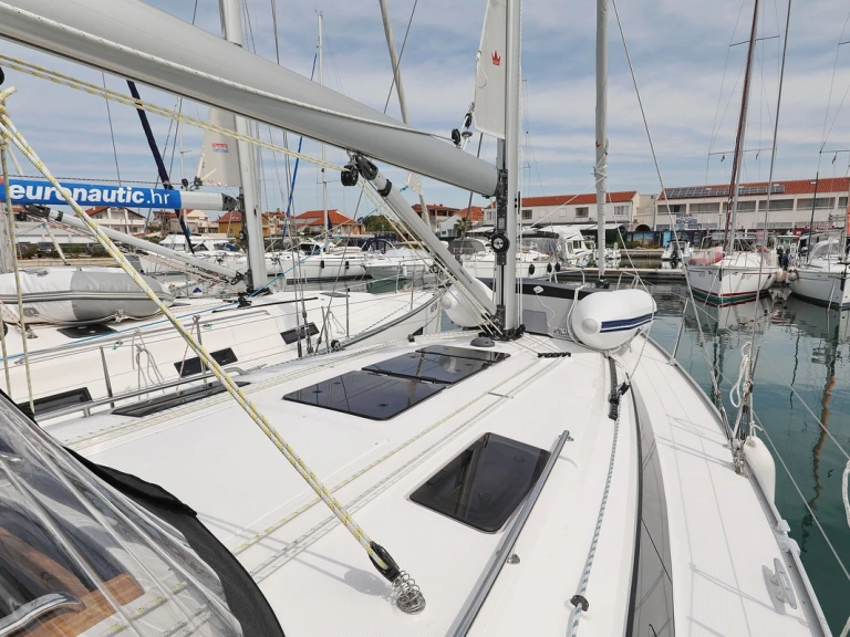Sailboat hire in Biograd na Moru - Bavaria Cruiser 37