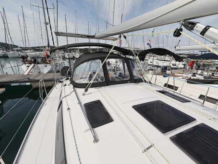 Charter a Bavaria Cruiser 37 in Biograd na Moru on Samboat