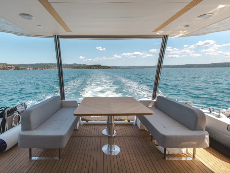 Charter a Greenline Yachts Greenline 58 Fly in Biograd na Moru on Samboat