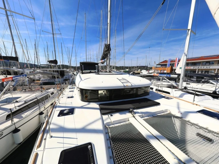 Charter a Lagoon Lagoon 40 in Biograd na Moru on Samboat