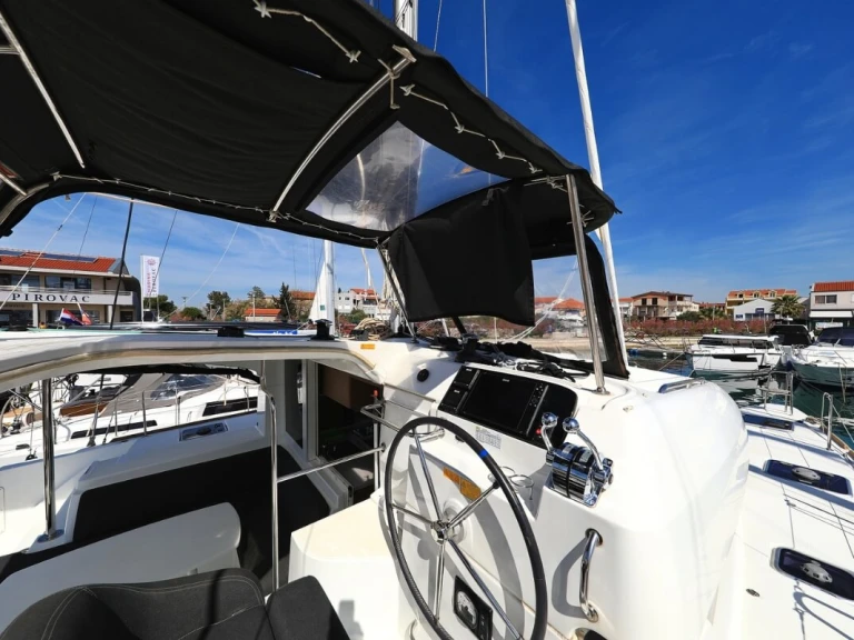 Hire Catamaran Lagoon with a boat licence