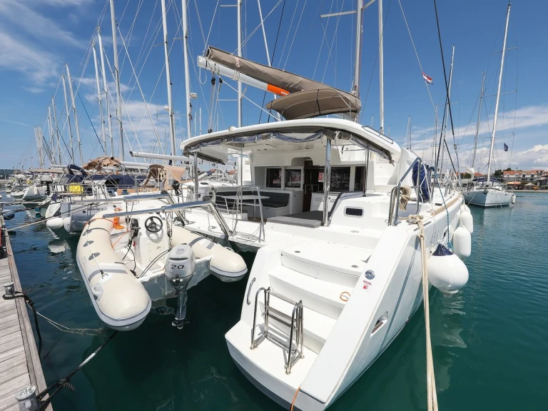 Hire Catamaran Lagoon with a boat licence