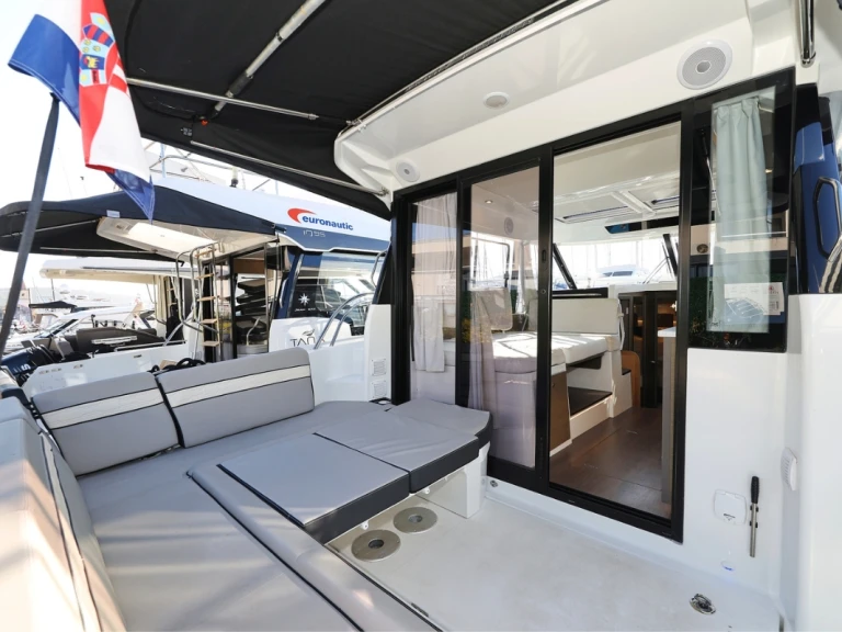 Motorboat hire in Biograd na Moru - Jeanneau Merry Fisher 1095