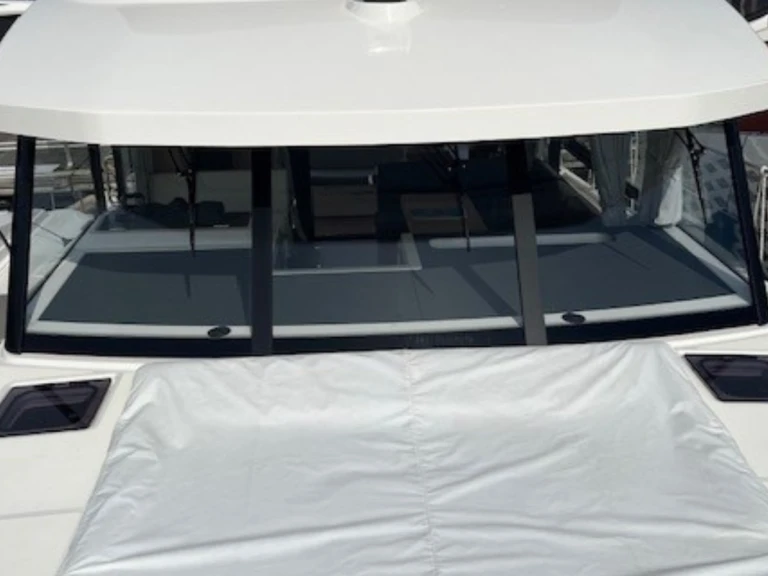 Hire Luxury Yacht Bénéteau with a boat licence