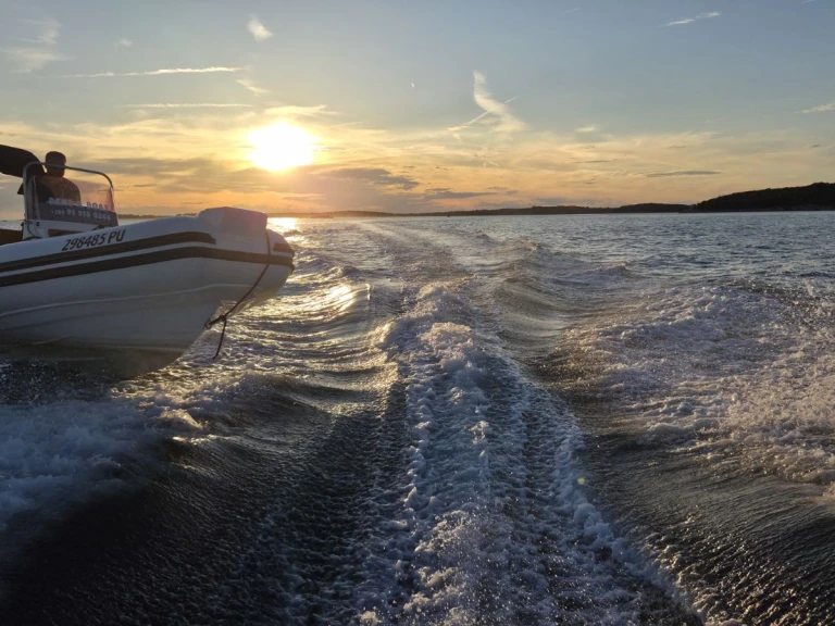 Charter a Tiger Proline 620 in Pula on Samboat