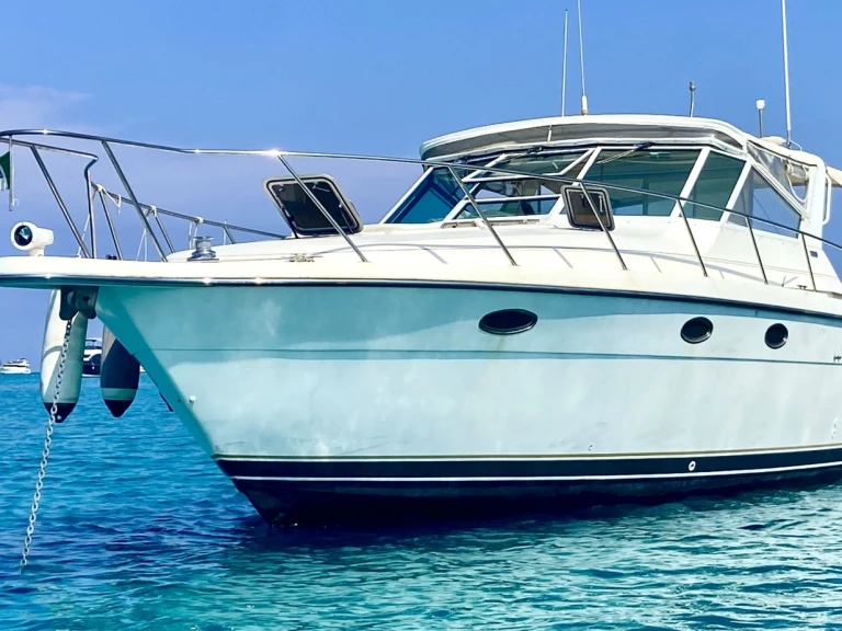 Hire Motorboat Tiara with a boat licence