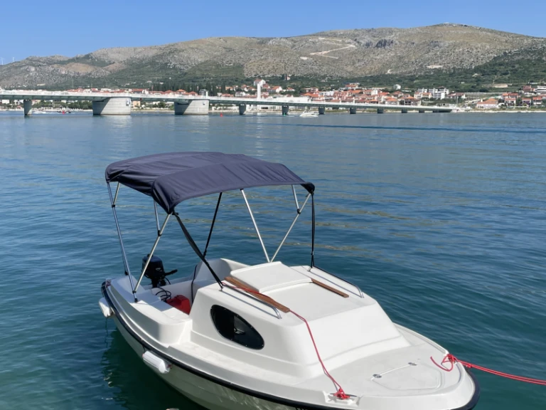 Hire Motorboat Adria with a boat licence