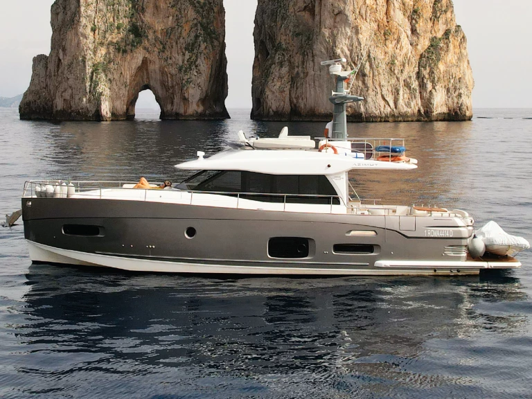 Motorboat hire in Naples - Azimut Azimut Magellano 53