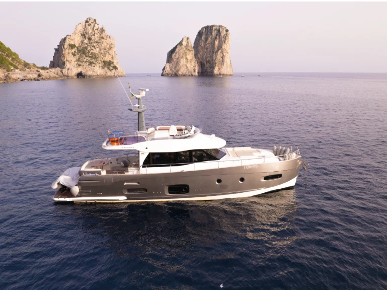Hire Motorboat Azimut with a boat licence