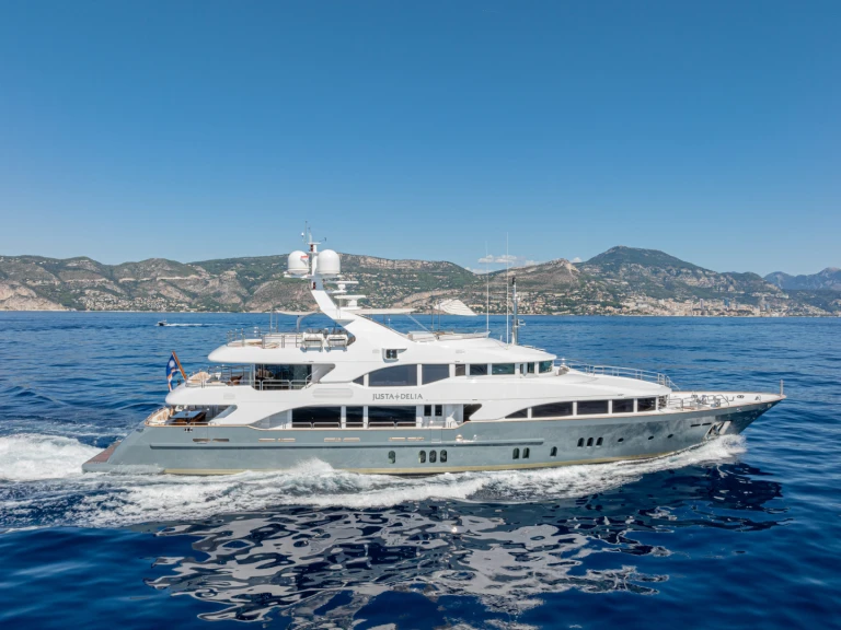 Hire Luxury Yacht Benetti with a boat licence