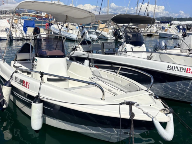 Hire Motorboat Trimarchi with a boat licence
