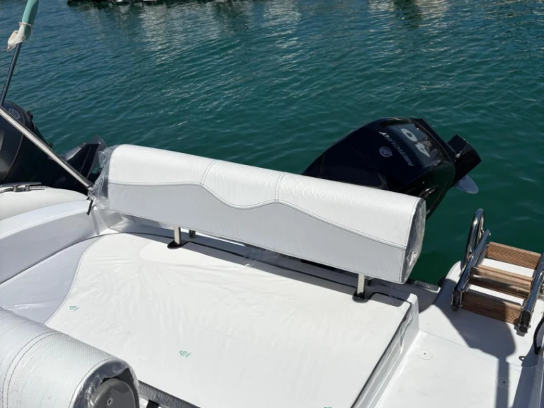 Hire Motorboat Trimarchi with a boat licence