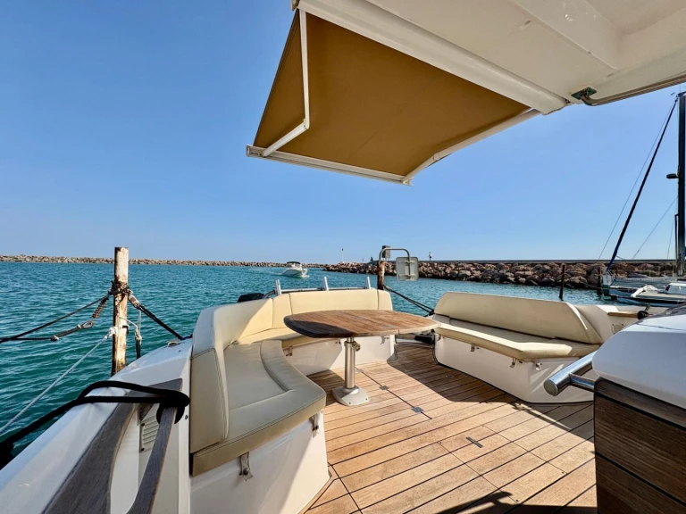 Charter a Sessa Marine Key Largo 36 in Sète on Samboat