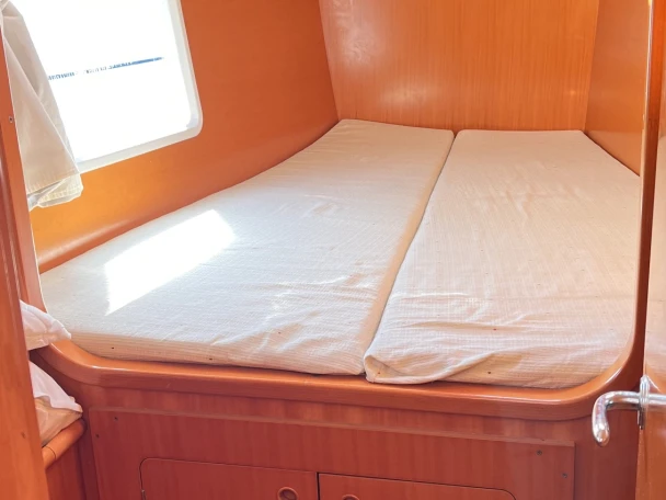 Hire Catamaran Lagoon with a boat licence