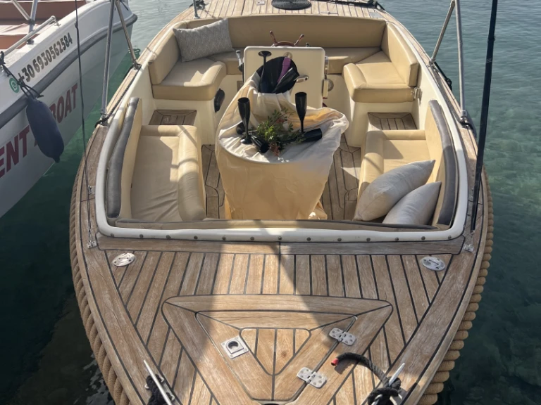 Hire Motorboat A HELLAS with a boat licence