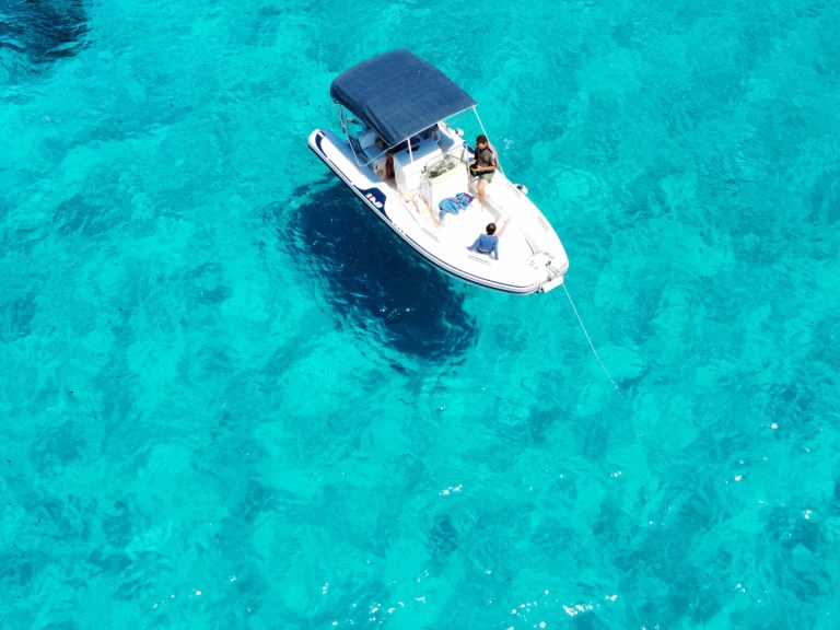 Hire Motorboat Quicksilver with a boat licence
