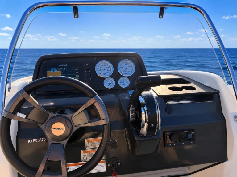 Hire Motorboat Quicksilver with a boat licence