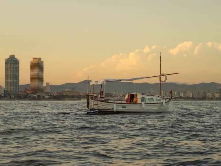 Motorboat to hire Port Olímpic of Barcelona at the best price