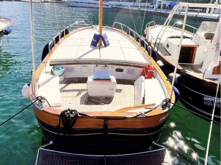 Fratelli Aprea Sorrento 7,50 open cruise charter bareboat or skippered in  Capri