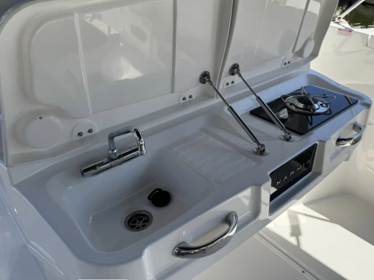Hire Motorboat Karnic with a boat licence