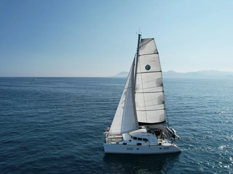 Charter a Lagoon Lagoon 380 in Cannes on Samboat