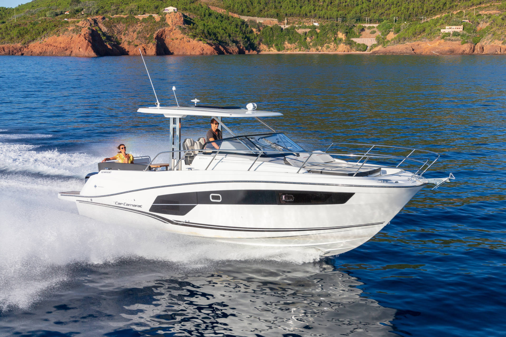 Hire Motorboat Jeanneau with a boat licence