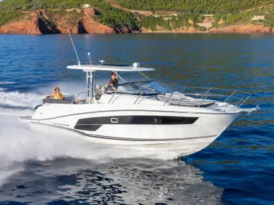 Hire Motorboat Jeanneau with a boat licence