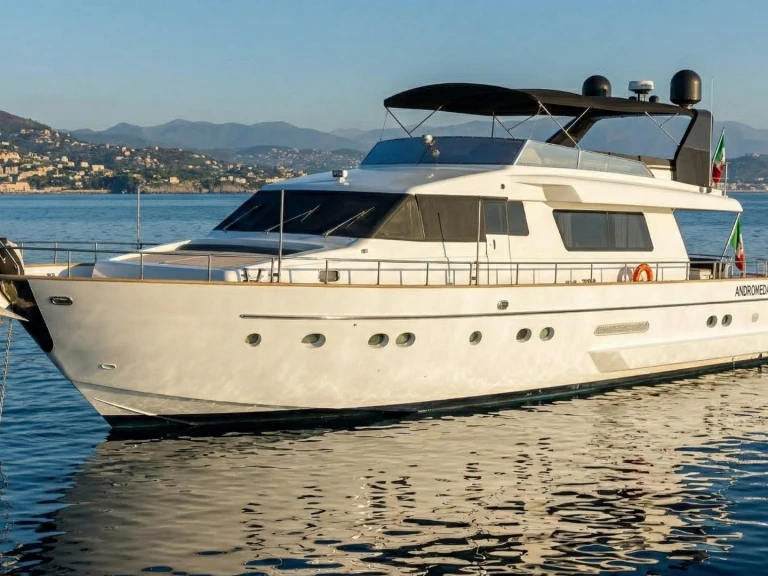 Luxury Yacht to hire Golfe-Juan at the best price