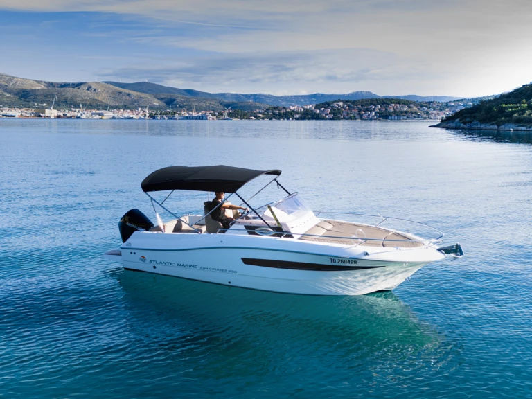 Charter a Atlantic 690 sun cruiser in Marina Okrug Gornji on Samboat