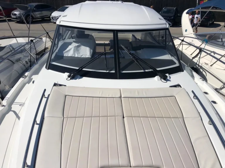 Hire a Jeanneau Leader 36 Sainte-Maxime